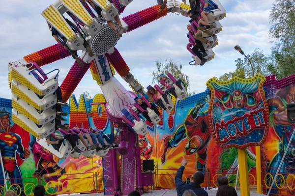 Extreme carousel in the city park. Cheboksary, Russia, 08/19/2018 — Stock Photo, Image