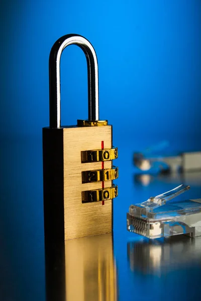 The concept of an encrypted Internet connection. Golden padlock. — Stock Photo, Image