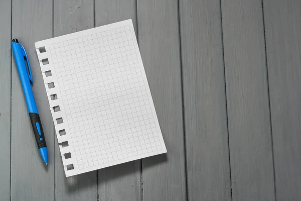 Ett ark för noter på ett träbord. — Stockfoto