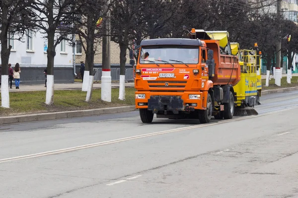 街道清洁机。在俄罗斯的一个小镇上清洁春天的街道。切博克萨里市， 丘瓦什共和国， 俄罗斯， 01/05/2018 — 图库照片