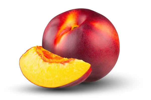 Mogen persika och en bit persika på en vit bakgrund. Hela skärpedjupet. — Stockfoto