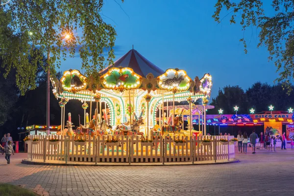 Karusell i parken. Kvällsbild. Belysningen är på karusellen. Cheboksary, Ryssland, 07.27.2019 — Stockfoto