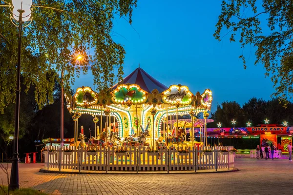 Carrusel en el parque. Un disparo nocturno. La iluminación está en el carrusel. Cheboksary, Rusia, 07.27.2019 —  Fotos de Stock