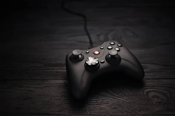 Gamepad Negro Sobre Fondo Madera Oscura Cybersport Rusia 2020 — Foto de Stock