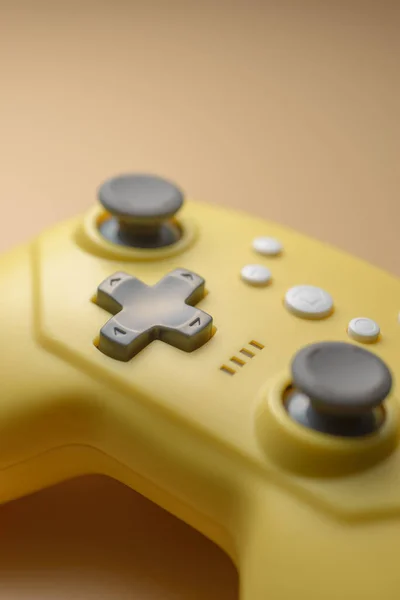 Conceito de videogame. o gamepad controla o robô voador do videogame. jogos  de blockchain. renderizado 3d.