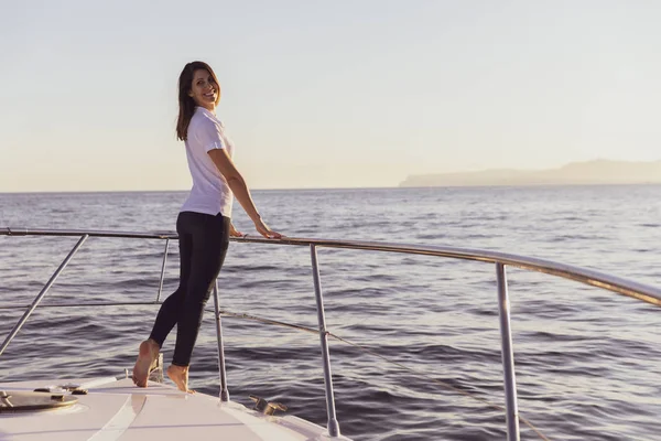 Šťastná žena na jachtě — Stock fotografie