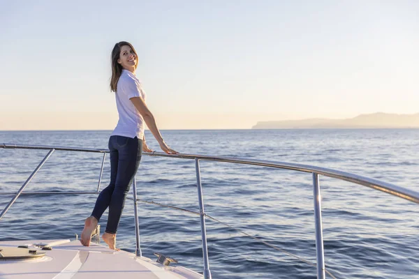 Šťastná žena na jachtě — Stock fotografie