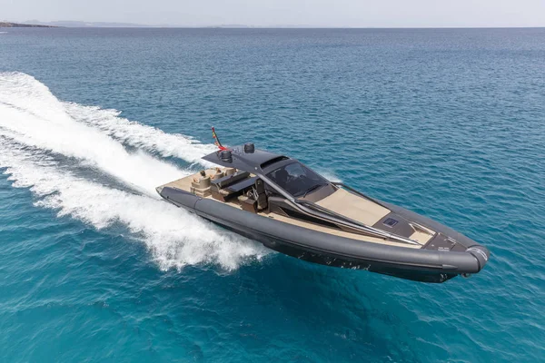 Bateau à moteur gonflable dans formentera, espagne — Photo