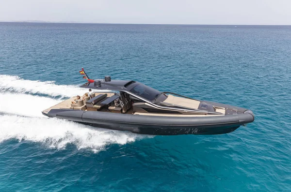 Bateau à moteur gonflable dans formentera, espagne — Photo