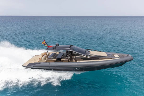 Bateau à moteur gonflable dans formentera, espagne — Photo