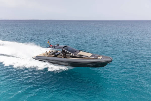 Bateau à moteur gonflable dans formentera, espagne — Photo