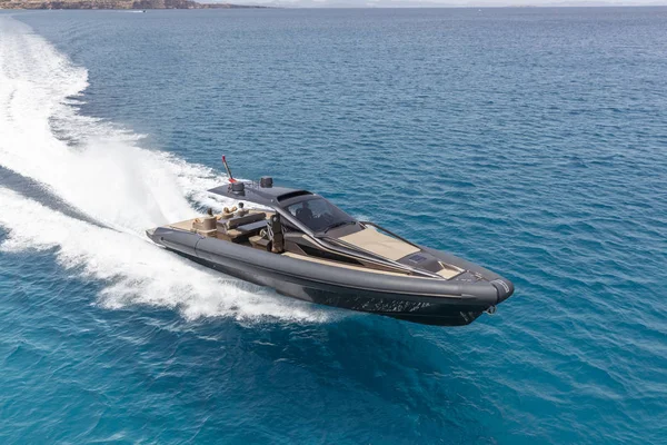 Bateau à moteur gonflable dans formentera, espagne — Photo