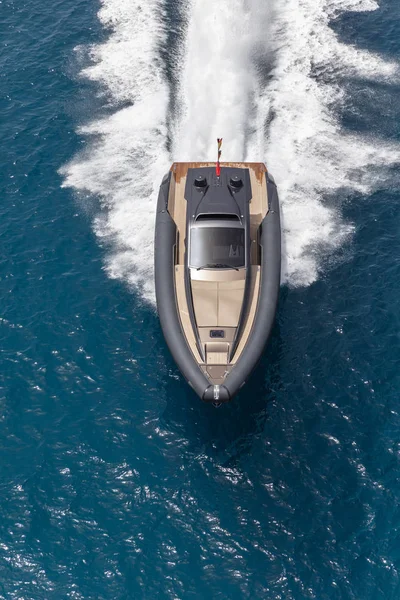 Barco a motor inflável em formentera, espanha — Fotografia de Stock