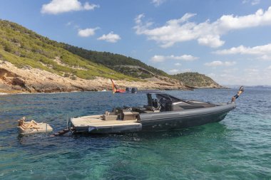 formentera, İspanya'da şişme motorlu teknede dinlenmek insanlar