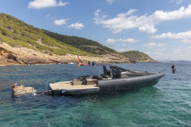 formentera, İspanya'da şişme motorlu teknede dinlenmek insanlar