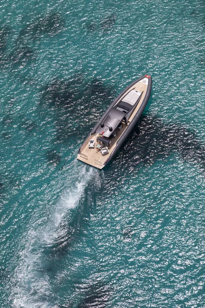 Opblaasbare motorboot in Formentera, Spanje — Stockfoto