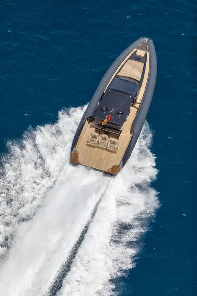 Barco a motor inflável em formentera, espanha — Fotografia de Stock