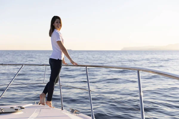 Mujer feliz en el yate — Foto de Stock