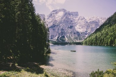 İtalya ünlü braies Gölü manzaralı görünüm