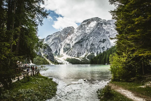 İtalya ünlü braies Gölü manzaralı görünüm