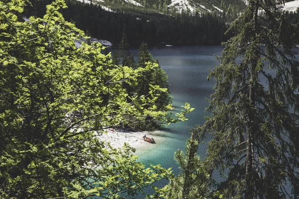 Luonnonkaunis näkymä kuuluisa braies järvi Italiassa — kuvapankkivalokuva