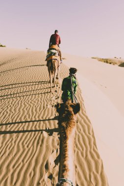 thar çölünde turist ile dromedary görünümünden