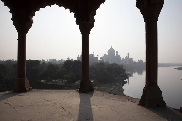 Çadırdan Taj Mahal ve Yamuna Nehri manzarası
