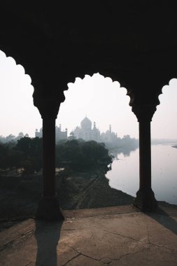 Çadırdan Taj Mahal ve Yamuna Nehri manzarası