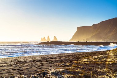 Reynisdrangar, dağ Reynisfjall eteklerinde bazalt deniz yığınları, iki trol efsanesi karaya üç direkli gemi sürükledi ve gün ışığı kırdı onlar kaya iğneleri oldu