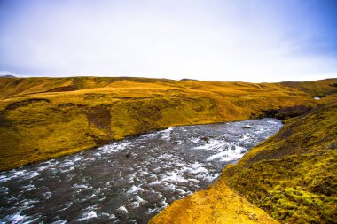 Skogafoss, İzlanda'nın güneyinde, eski sahil şeridinin kayalıklarında Skoga Nehri üzerinde yer alan bir şelale