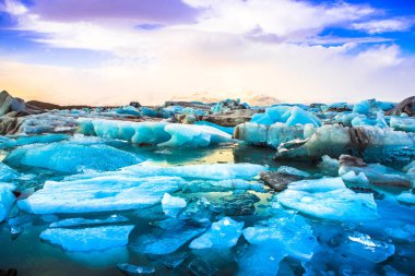 Jokulsarlon (buzul nehir lagün), büyük bir buzul Gölü kenarındaki Güneydoğu İzlanda'daki Vatnajokull Milli Parkı.