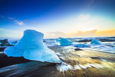 Güneydoğu İzlanda Jokulsarlon plaj (Diamond beach) siyah kum plaj ile buz kaya