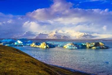 Jokulsarlon (buzul nehir lagün), büyük bir buzul Gölü kenarındaki Güneydoğu İzlanda'daki Vatnajokull Milli Parkı.