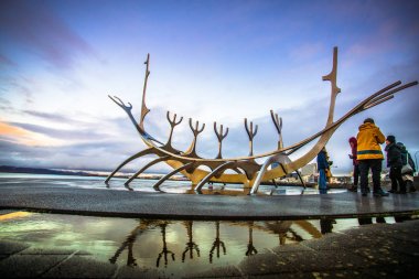 Reykjavik, İzlanda - 8 Kasım 2017 - Turistler Reykjavik'i ziyaret edip Solfar'ı görün (Sun Voyager)