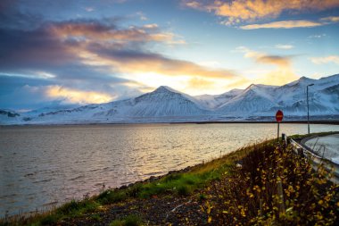  Route 1 veya Çevre Yolu (Hringvegur), İzlanda'nın yan görünümü