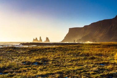 Reynisdrangar, dağ Reynisfjall eteklerinde bazalt deniz yığınları, iki trol efsanesi karaya üç direkli gemi sürükledi ve gün ışığı kırdı onlar kaya iğneleri oldu