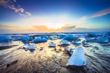 Güneydoğu İzlanda Jokulsarlon plaj (Diamond beach) siyah kum plaj ile buz kaya