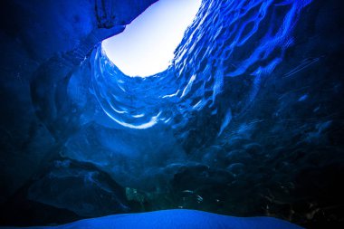 Buz Mağarası, kışın buzulların içinden veya altından akan suile oluşan doğal fenomenler ve İzlanda'nın Vatnajokull buzulunda her yıl yeni mağaralar oluşur.