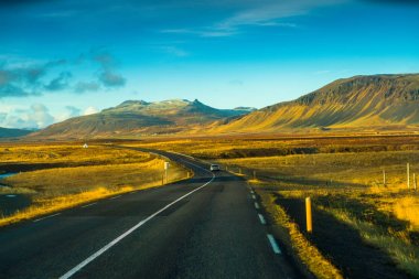 Route 1 veya Çevre Yolu (Hringvegur), İzlanda etrafında çalışan ve ülkenin yerleşim bölgelerinde en bağlayan ulusal bir yol
