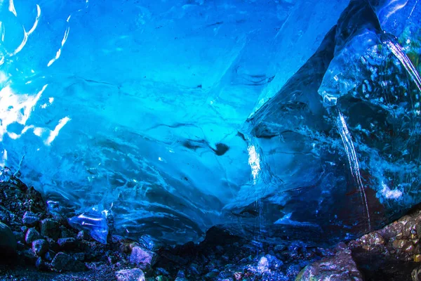 氷の洞窟は 氷河を流れる水によって冬の間に氷河に形成される自然現象であり 新しい洞窟は毎年アイスランドのヴァトナジョクル氷河で形成される — ストック写真