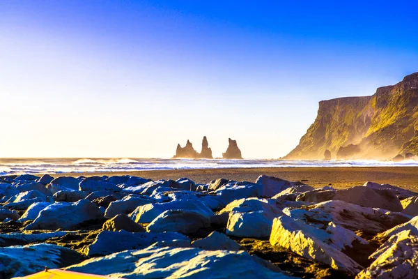 Reynisdrangar Čedičové Mořské Hromádky Úpatí Hory Reynisfjall Legenda Dvou Trollech — Stock fotografie