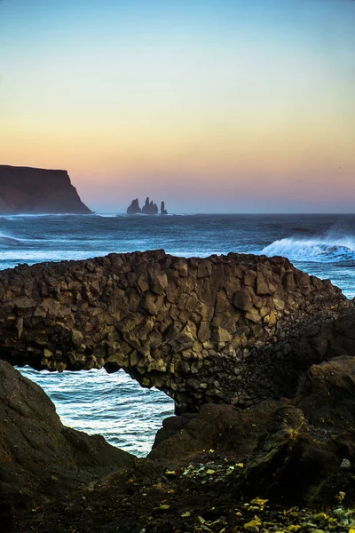 Reynisdrangar Bazalt Stosy Morza Podnóża Góry Reynisfjall Legenda Dwóch Trolli — Zdjęcie stockowe