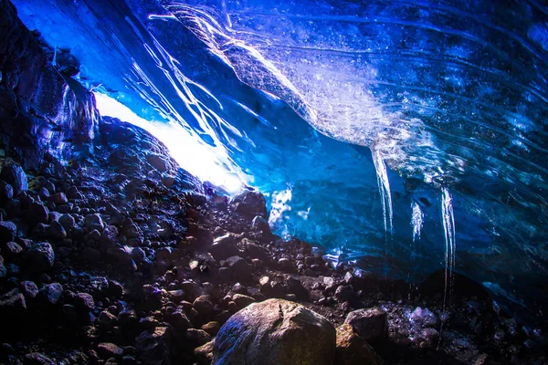 氷の洞窟は 氷河を流れる水によって冬の間に氷河に形成される自然現象であり 新しい洞窟は毎年アイスランドのヴァトナジョクル氷河で形成される — ストック写真