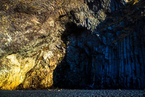 アイスランド南海岸のレイニスフィラ レイニスフィヨル ビーチで玄武岩の柱を持つレイニスフジャル山 — ストック写真