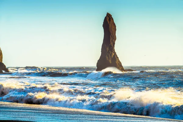 ハイドラングル Mjoidrangurまたはスケスドラングル トロール玄武岩の海のスタックの1つは レイニスドランガーを形成し 別の2つはランドランガーとランガマー ランガムール ランサムール — ストック写真