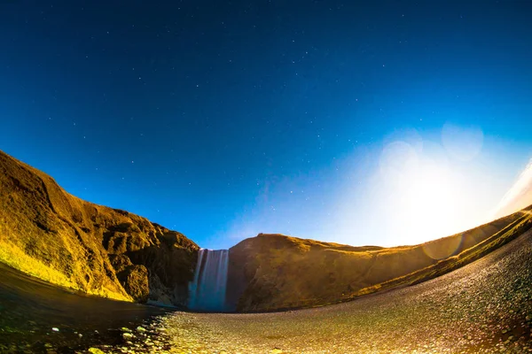 Skogafoss Wodospad Położony Rzece Skoga Południowej Islandii Klifach Byłego Wybrzeża — Zdjęcie stockowe