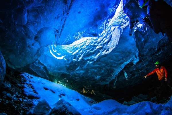 아이슬란드 2017년 11월 관광객들이 바트나요쿨 빙하의 동굴을 들어갑니다 — 스톡 사진