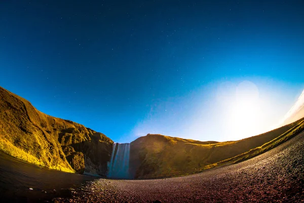 Skogafoss Водопад Расположенный Реке Скога Юге Исландии Скалах Бывшей Береговой — стоковое фото