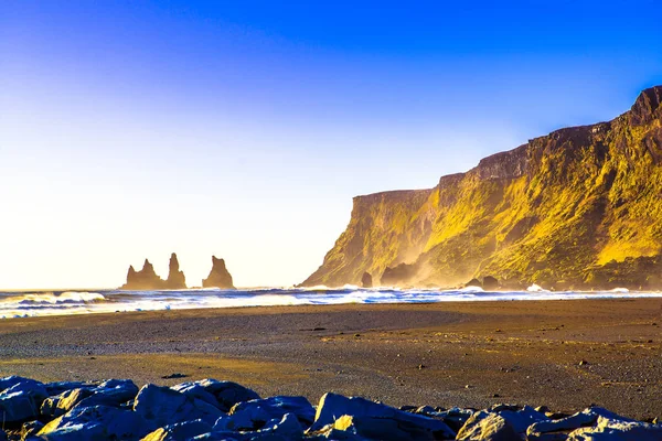 Reynisdrangar Čedičové Mořské Hromádky Úpatí Hory Reynisfjall Legenda Dvou Trollech — Stock fotografie