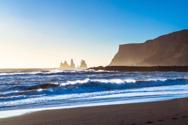 Reynisdrangar, dağ Reynisfjall eteklerinde bazalt deniz yığınları, iki trol efsanesi karaya üç direkli gemi sürükledi ve gün ışığı kırdı onlar kaya iğneleri oldu